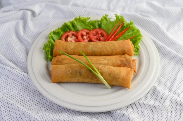 Loempia of Fried Spring Rolls op het witte plaat Thaise voedsel. .