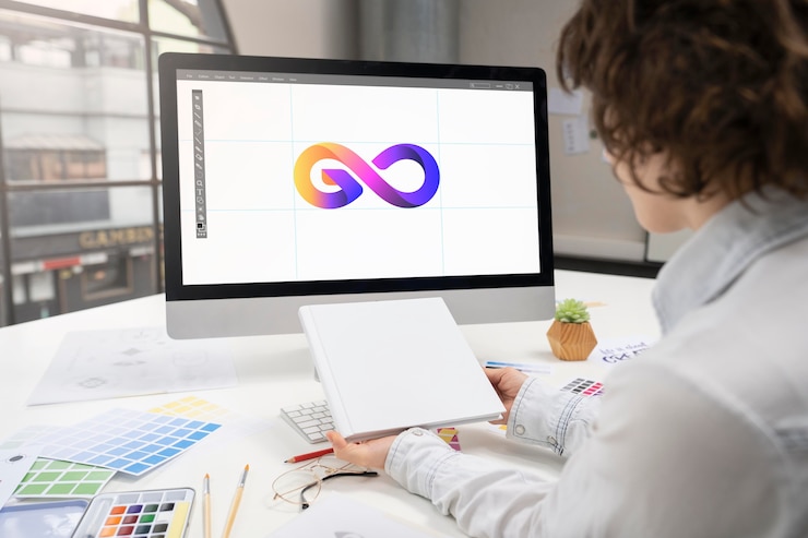 Gratis Foto logo-ontwerper die op een computerbureaublad werkt