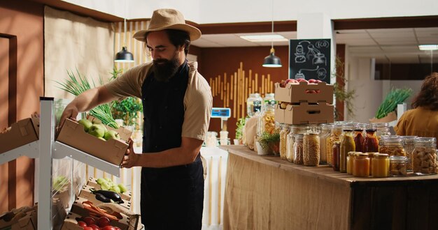 Lokaal geteelde voedselbiowinkel opnieuw bevoorraden
