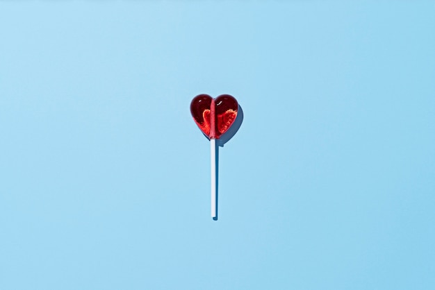 Lollipop hart op blauwe achtergrond bovenaanzicht