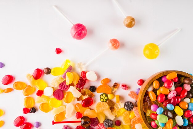 Lollipops dichtbij diverse snoepjes