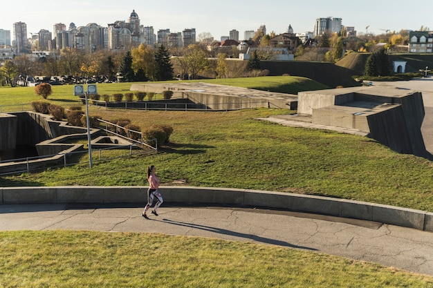 Long shot atleet joggen in het park