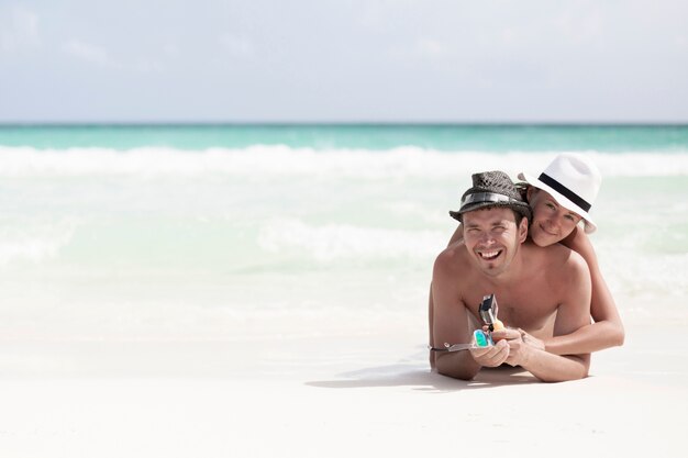 Long shot gelukkig lachend paar op het strand