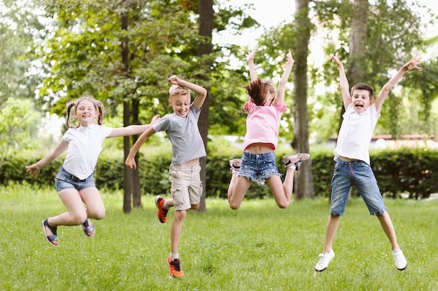 Long shot kinderen samen springen