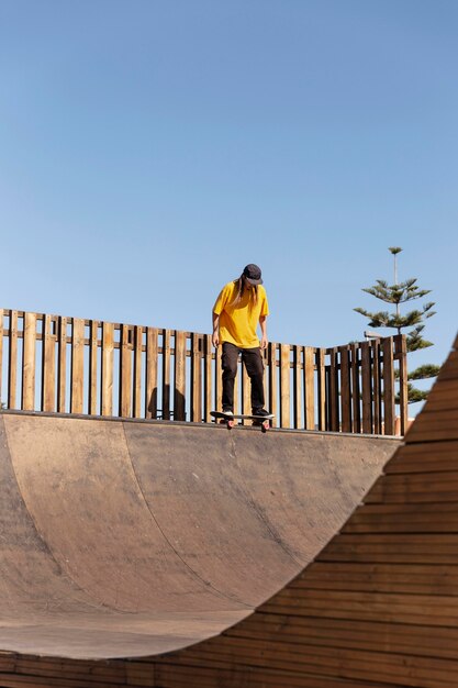 Long shot man op skateboard