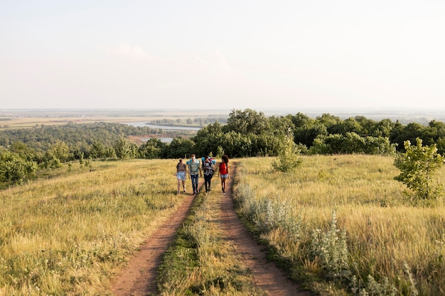 Long shot mensen die buiten lopen