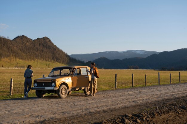 Long shot mensen die met de auto reizen