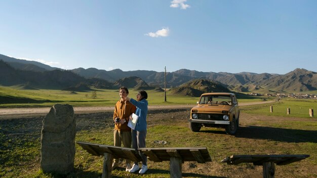 Long shot mensen op roadtrip