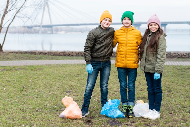 Long shot van schattige kinderen met plastic zakken