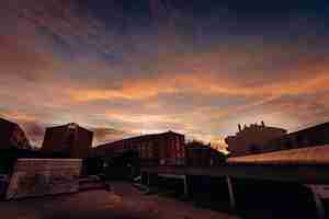 Gratis foto long shot van talrijke gebouwen en huizen in de stad tijdens zonsondergang