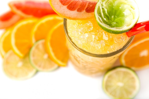 Longdrink sinaasappel coctail met citrusvruchten