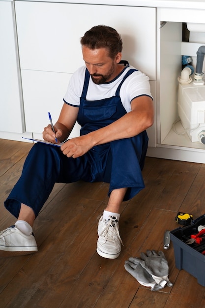 Gratis foto loodgieter doet zijn werk