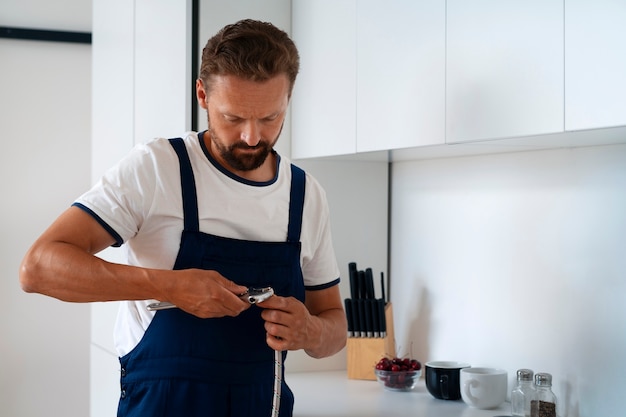 Loodgieter doet zijn werk