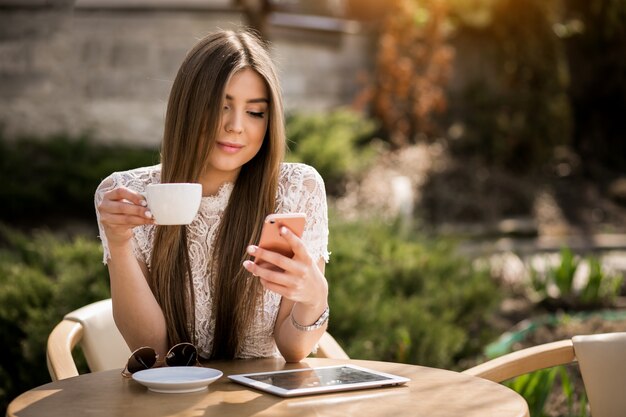 Lopende vrouw witte jonge winkelen