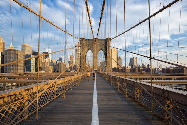 Lopers die via Brooklyn Bridge naar Manhattan pendelen. New York, Verenigde Staten