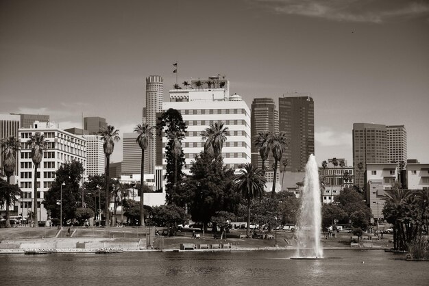 Los Angeles centrum uitzicht vanaf park met stedelijke architecturen en fontein.