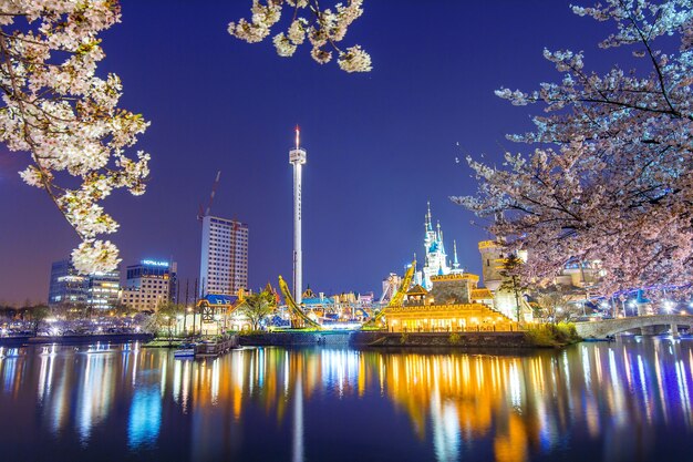 Lotte World pretpark 's nachts en kersenbloesem