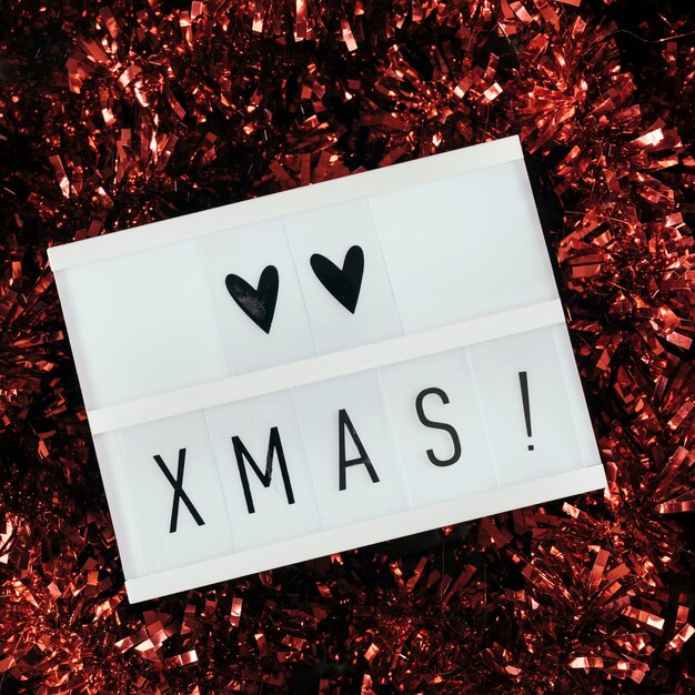 Gratis foto love christmas-tekst met rood klatergoud