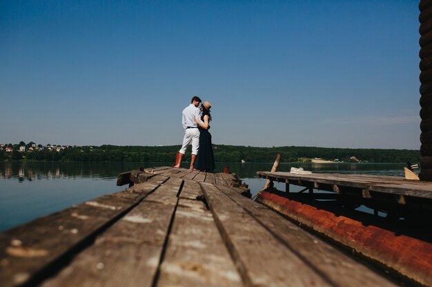 Lovers besteding van de dag op de pier