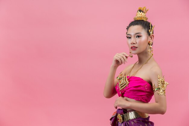 Loy Krathong Festival; vrouw in Thaise traditionele outfit met versierde drijfvermogen