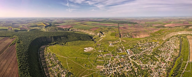 Gratis foto luchtdrone panoramisch uitzicht op de vallei van de natuurkerk met rivier en heuvels