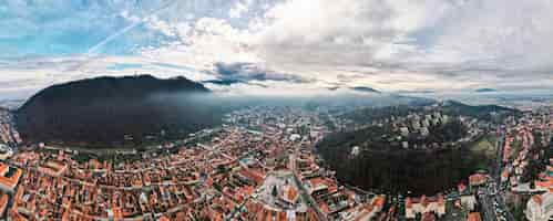 Gratis foto luchtdrone weids uitzicht op brasov in de winter roemenië