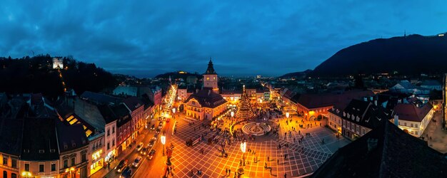 Luchtdrone weids uitzicht op het Raadsplein ingericht voor Kerstmis in Brasov, Roemenië