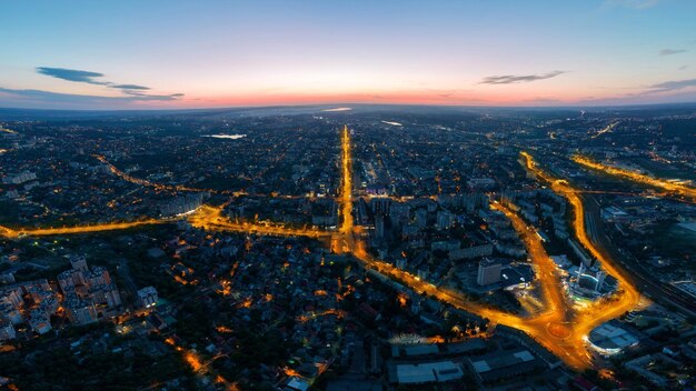 Luchtfoto drone panoramisch uitzicht op Chisinau bij zonsondergang Moldavië