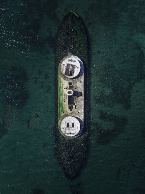 Luchtfoto drone shot van een schipbreuk in de zee