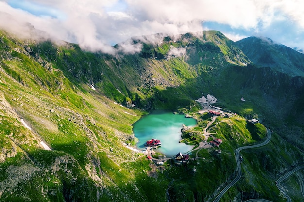 Luchtfoto drone uitzicht op Balea Lake resort in Roemenië