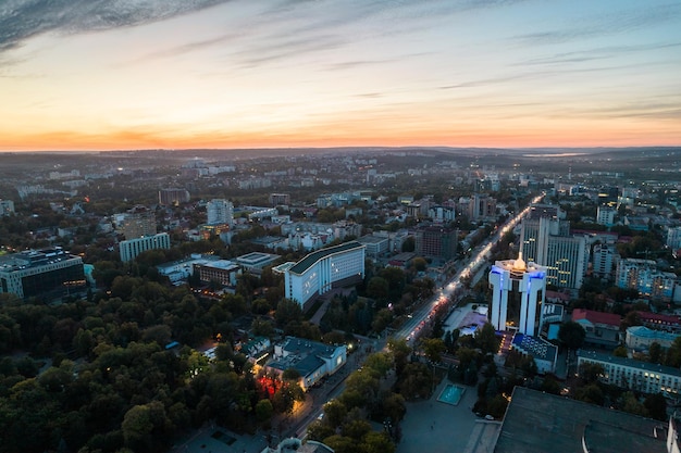 Gratis foto luchtfoto drone uitzicht op chisinau 's avonds moldavië