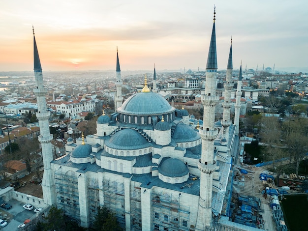 Gratis foto luchtfoto drone uitzicht op de blauwe moskee in istanbul bij zonsondergang turkije