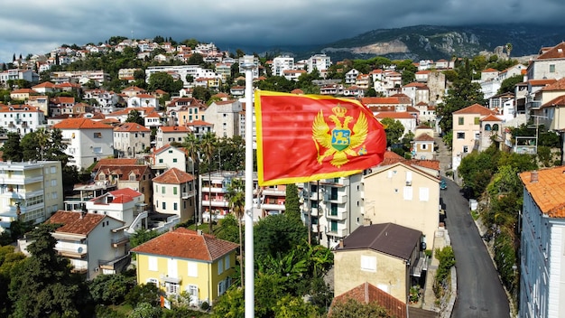 Gratis foto luchtfoto drone uitzicht op de nationale vlag van montenegro