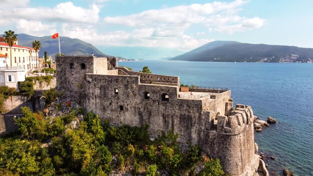 Luchtfoto drone uitzicht op een fort in Montenegro