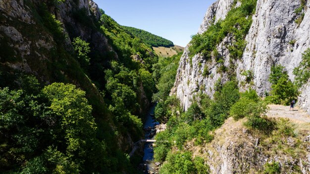 Luchtfoto drone uitzicht op een rotsachtige canyon in Roemenië
