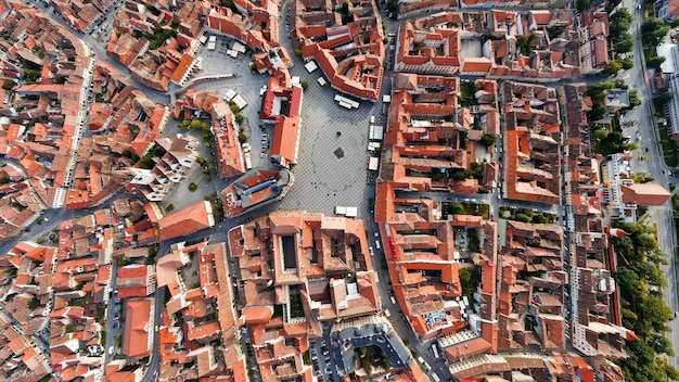 Luchtfoto drone uitzicht op het historische centrum van sibiu roemenië