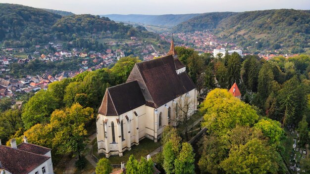 Luchtfoto drone uitzicht op het historische centrum van Sighisoara Roemenië Kerk op de heuvel omringd