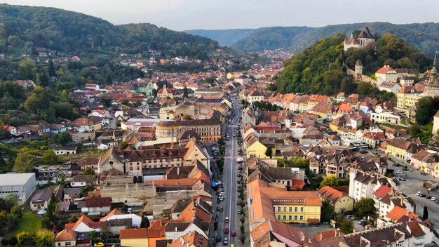 Luchtfoto drone uitzicht op het historische centrum van Sighisoara, Roemenië Oude gebouwen, straten met auto's