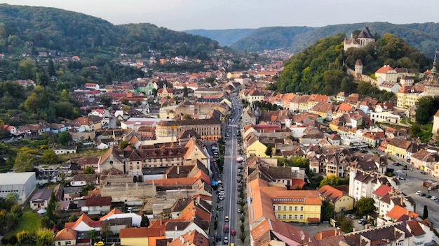 Luchtfoto drone uitzicht op het historische centrum van Sighisoara, Roemenië Oude gebouwen, straten met auto's