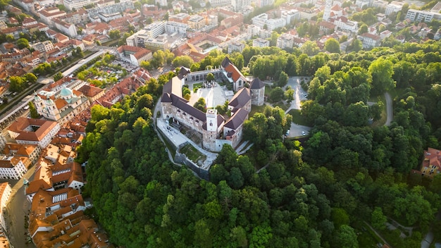 Gratis foto luchtfoto drone uitzicht op ljubljana slovenië historisch stadscentrum met kasteel van ljubljana