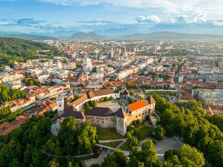 Luchtfoto drone uitzicht op Ljubljana Slovenië Historisch stadscentrum met kasteel van Ljubljana
