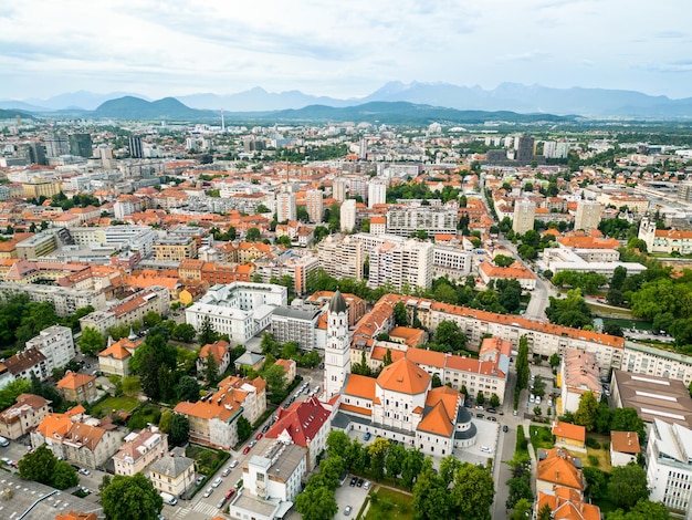 Gratis foto luchtfoto drone uitzicht op ljubljana slovenië historisch stadscentrum met weelderig groen