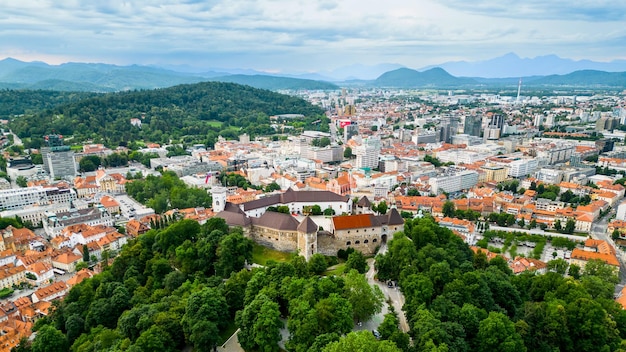 Gratis foto luchtfoto drone uitzicht op ljubljana slovenië historisch stadscentrum met weelderig groen