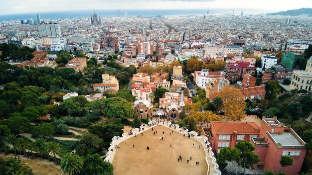 Luchtfoto drone uitzicht op Park Guell in Barcelona, Spanje