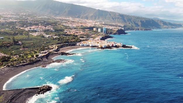 Gratis foto luchtfoto drone uitzicht op puerto de la cruz in tenerife canarische eilanden meerdere woongebouwen