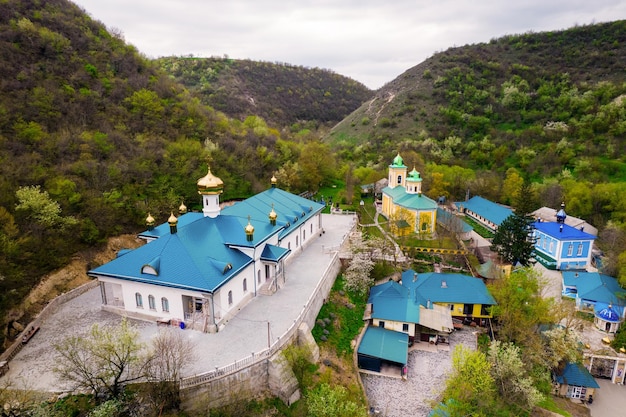 Gratis foto luchtfoto drone uitzicht op saharna klooster moldavië