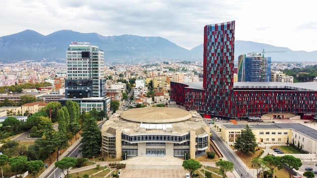 Gratis foto luchtfoto drone uitzicht op tirana, albanië