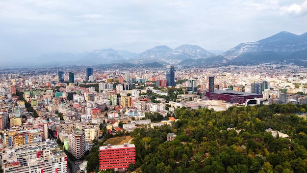 Luchtfoto drone uitzicht op Tirana, Albanië