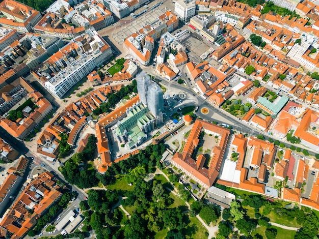 Gratis foto luchtfoto drone uitzicht op zagreb, kroatië historisch stadscentrum met meerdere oude gebouwen