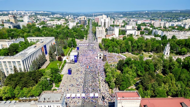 Gratis foto luchtfoto drone verticale weergave van de bijeenkomst ter ondersteuning van de europese integratie van het land